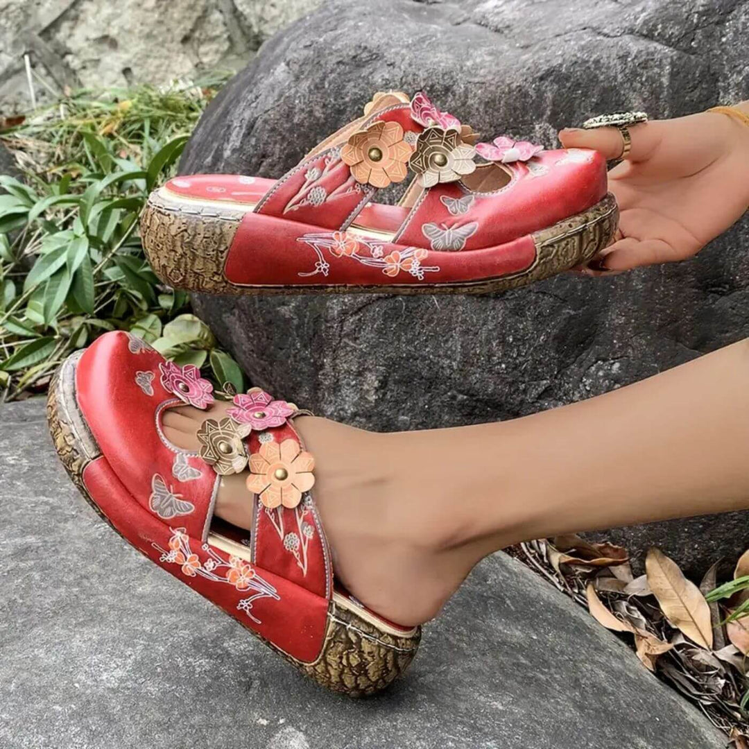 Paulina™ – Vintage Rote Blütensandalen