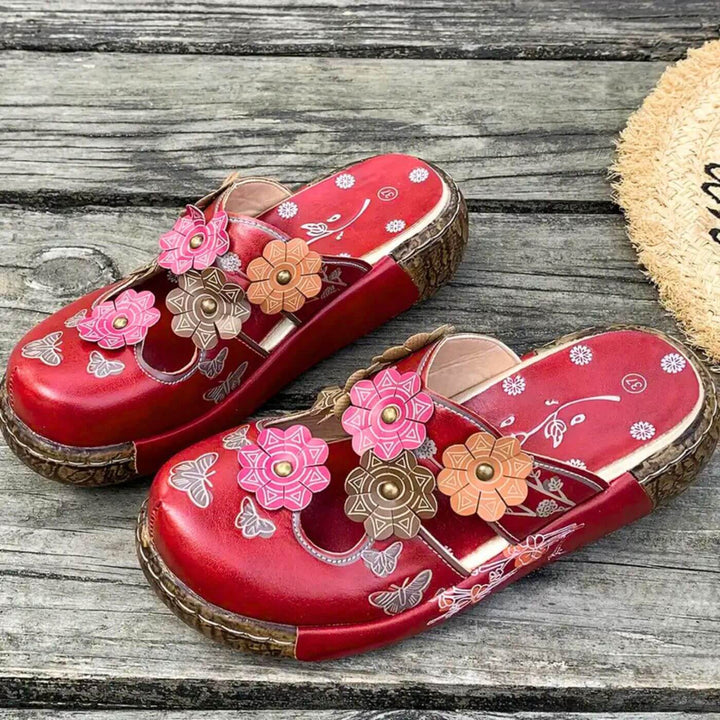 Paulina™ – Vintage Rote Blütensandalen